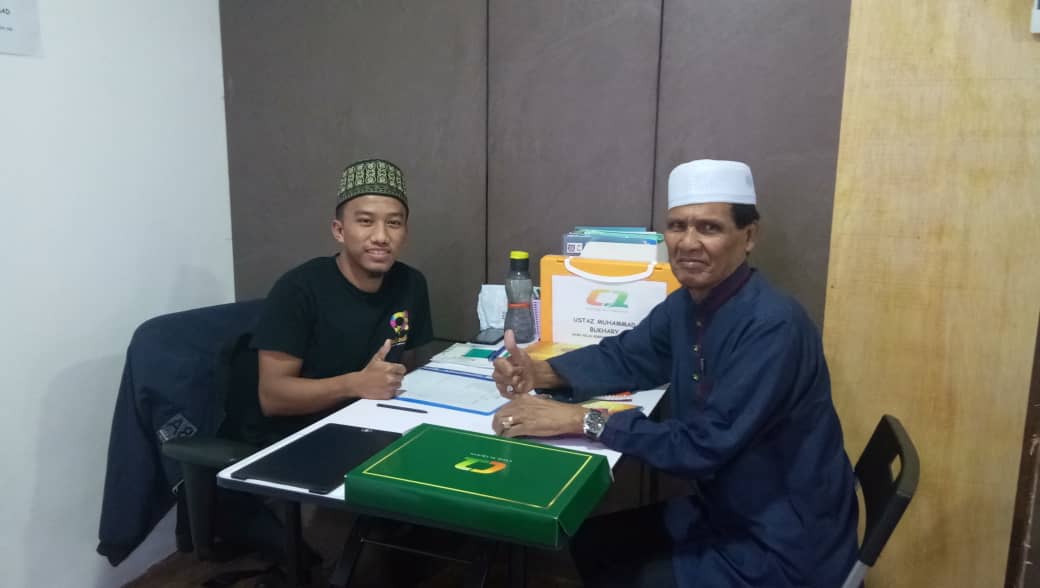 Pelajar warga emas bersama ustaz selepas kelas